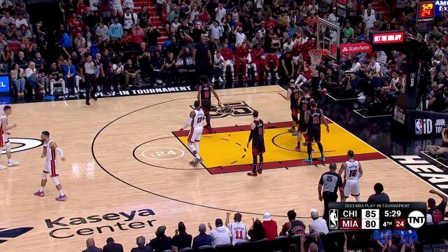 今天我就是赛场上的强硬之王 巴特勒生吃卡鲁索打成2+1