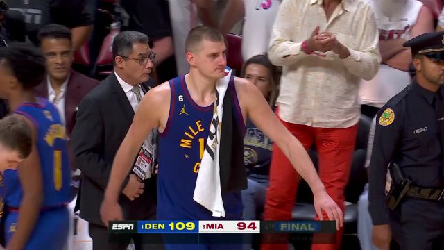 穆雷抓下本场比赛个人第10个篮板球 压哨拿到三双数据