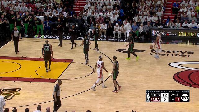 注意不要受伤啊！ 乐福金鸡独立式投篮后疑似拉到大腿跨