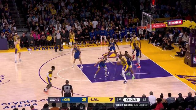 顶级小前锋的对位 詹姆斯强吃维金斯造成犯规