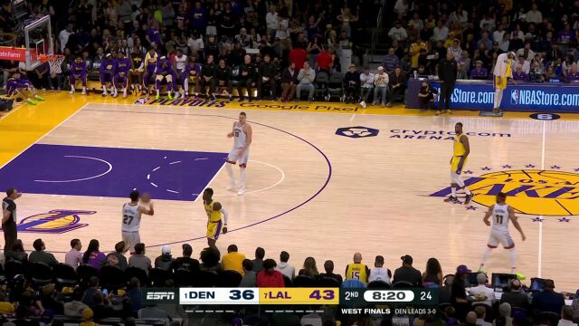 拉塞尔空位三分再次离谱偏出 彭磊：拉塞尔依旧这么让人放心 看起来有点呆萌的样子