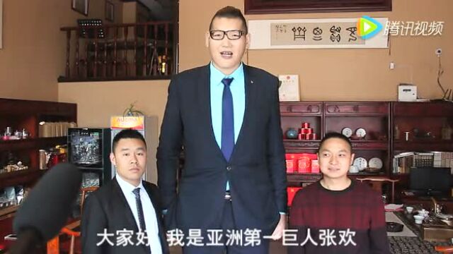 亚洲第一巨人张欢为六盘水热线宣传