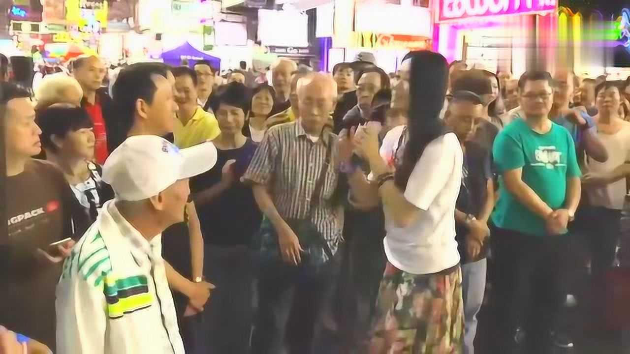 香港街头艺人彭梓嘉演唱《偏偏喜欢你,女生版别有韵味