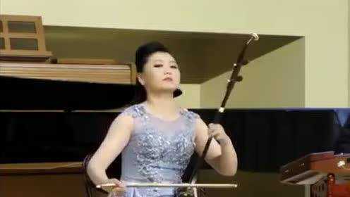 美女毕业典礼二胡拉的《一枝花》，拉的真好，真是太专业了！