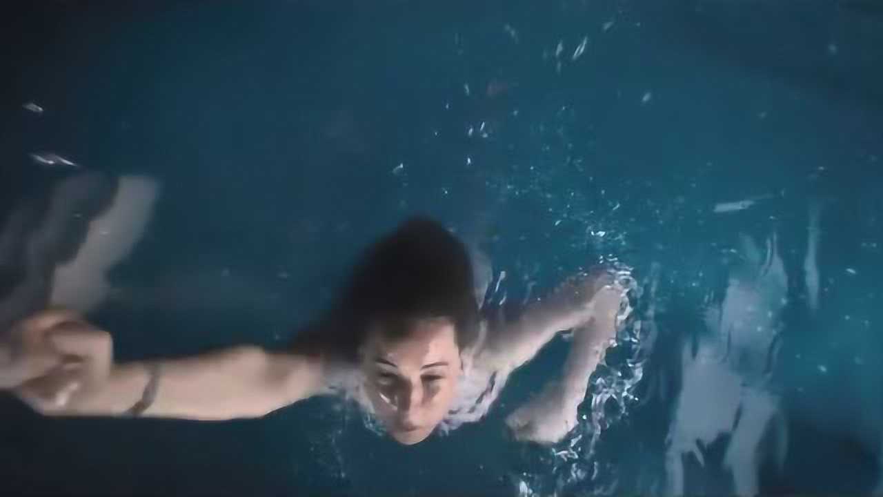 好莱坞科幻电影女主角在飞船上的游泳池游泳遭遇了失重差点淹死