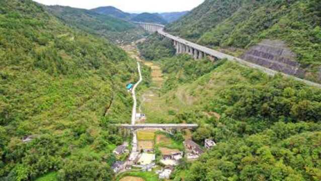 航拍凤凰县最气势恢宏的一座高速公路大桥:把总湾大桥