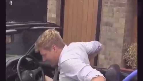 男子往宝马车上灌满水这开起来简直爽翻了