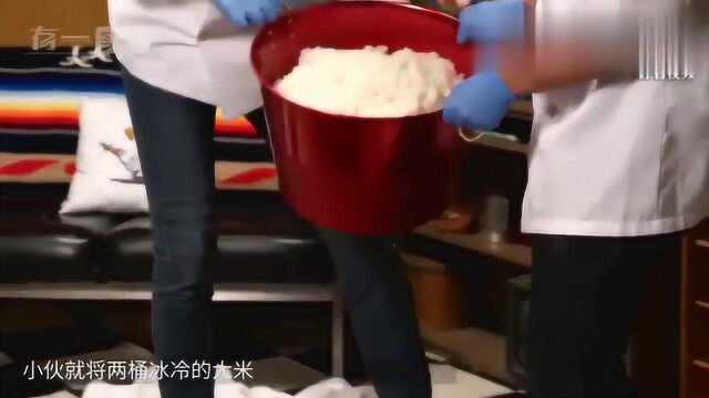 美国小伙用各种食材卷活人做人体寿司网友:这吃法向日本学的!