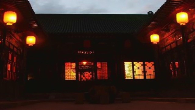 山村荒废古宅,每天深夜竟有神秘白影飘过,村民半夜目睹不敢出门