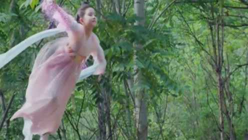 小女孩从天而降,落入莲花之中,太漂亮啦