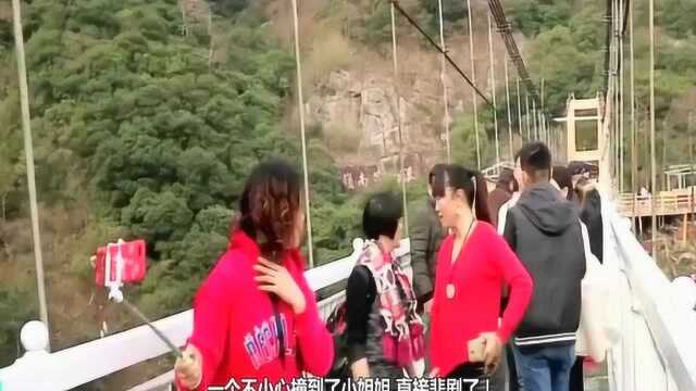 美女在玻璃栈道上自拍,一男子的意外举动,让美女欲哭无泪