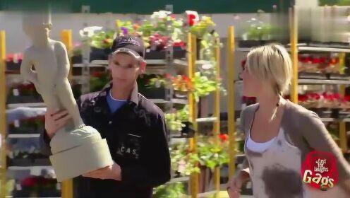 国外恶搞:小男孩雕像突然“撒尿”淋湿美女,路人反应真好笑