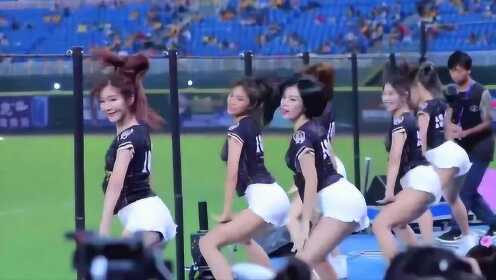 性感美女舞台球场上跳热舞，观众看完都沸腾了！ - 腾讯视频