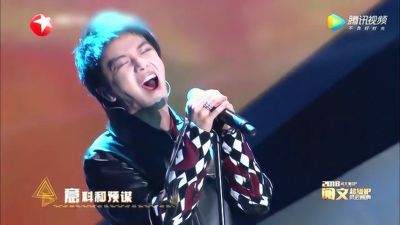 华晨宇唱歌爆发力十足颁奖晚会上唱斗破苍穹的主题曲