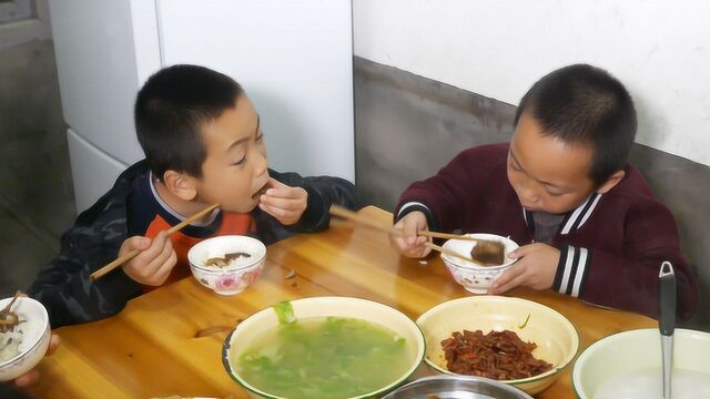 农村媳妇茄子炒洋葱,特别下饭,大口大口吃,让人食欲大增