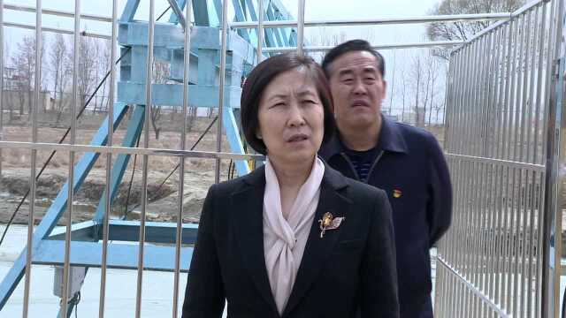 代县县长郝江陵在滹沱河水质监测站现场办公