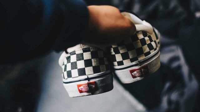 为什么正品 Vans 鞋随便扔却永远正面朝上?