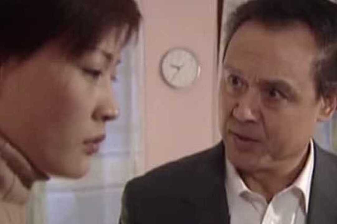 警戒线面对女儿质问女总是谁领导也不顾不上一巴掌挥过去