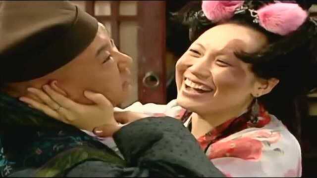 新郎官把丑婆娘画成钟馗的模样,不料丑婆娘一看,竟高兴坏了