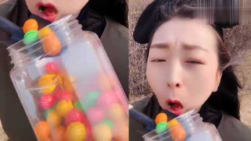 调皮的美女直播吃西瓜泡泡糖,各种口味随意选,是我向往的生活 - 腾讯视频