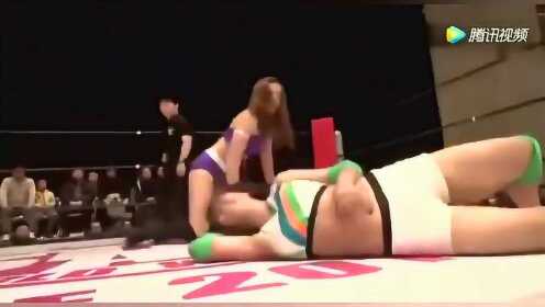 女子摔跤比赛，太强了，美女快被欺负蒙了。