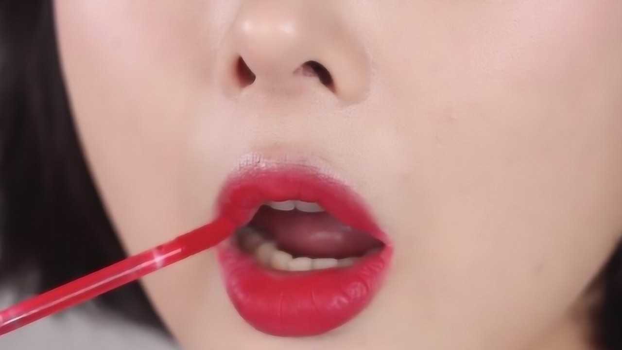 咬唇妆都out啦,今年流行"半唇妆,大嘴小一半!