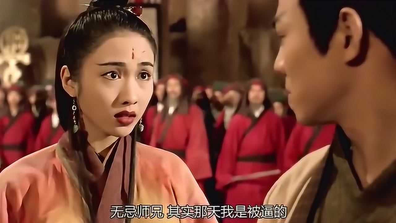 张无忌使出乾坤大挪移夺走了倚天剑狂扇灭绝师太的嘴巴