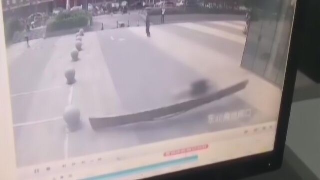 监控曝光!山西太原一写字楼高空坠物 砸中路过女子致其死亡