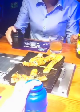 学会这招摇骰子,一杯酒都不用喝,就要她醉 - 腾讯视频