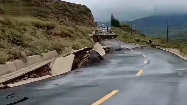 甘肃通渭发生特大山体滑坡 大桥垮塌公路被撕裂