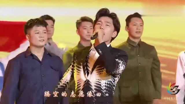 敖日其楞深情演唱歌曲《红旗飘飘》