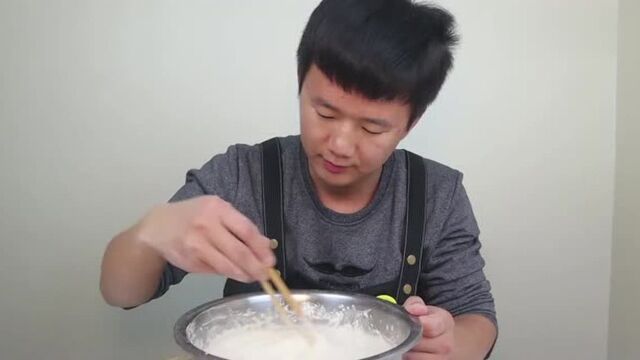 鸡蛋煎饼的做法,不揉面不擀面,筷子搅一搅,两分钟做一个太香了