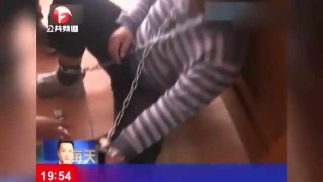 男子遭到劫持并勒索,拿不出巨额赎金,男子被铁链锁住数月