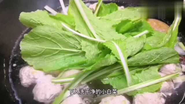 东北媳妇教你青菜肉丸汤的家常做法,肉丸嫩滑不松散,汤鲜味美