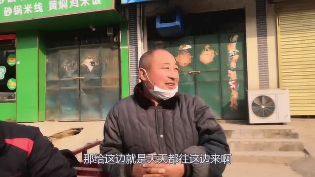 农村大叔在“人才市场”接零工,来看看你们那有没有这样的地方