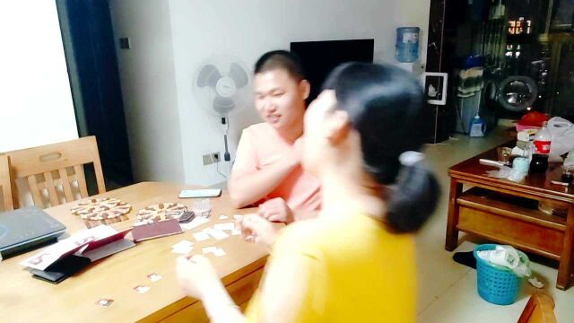 广西小夫妻拿出结婚证,照片出来玩,赢一次10块钱,真是太好玩了