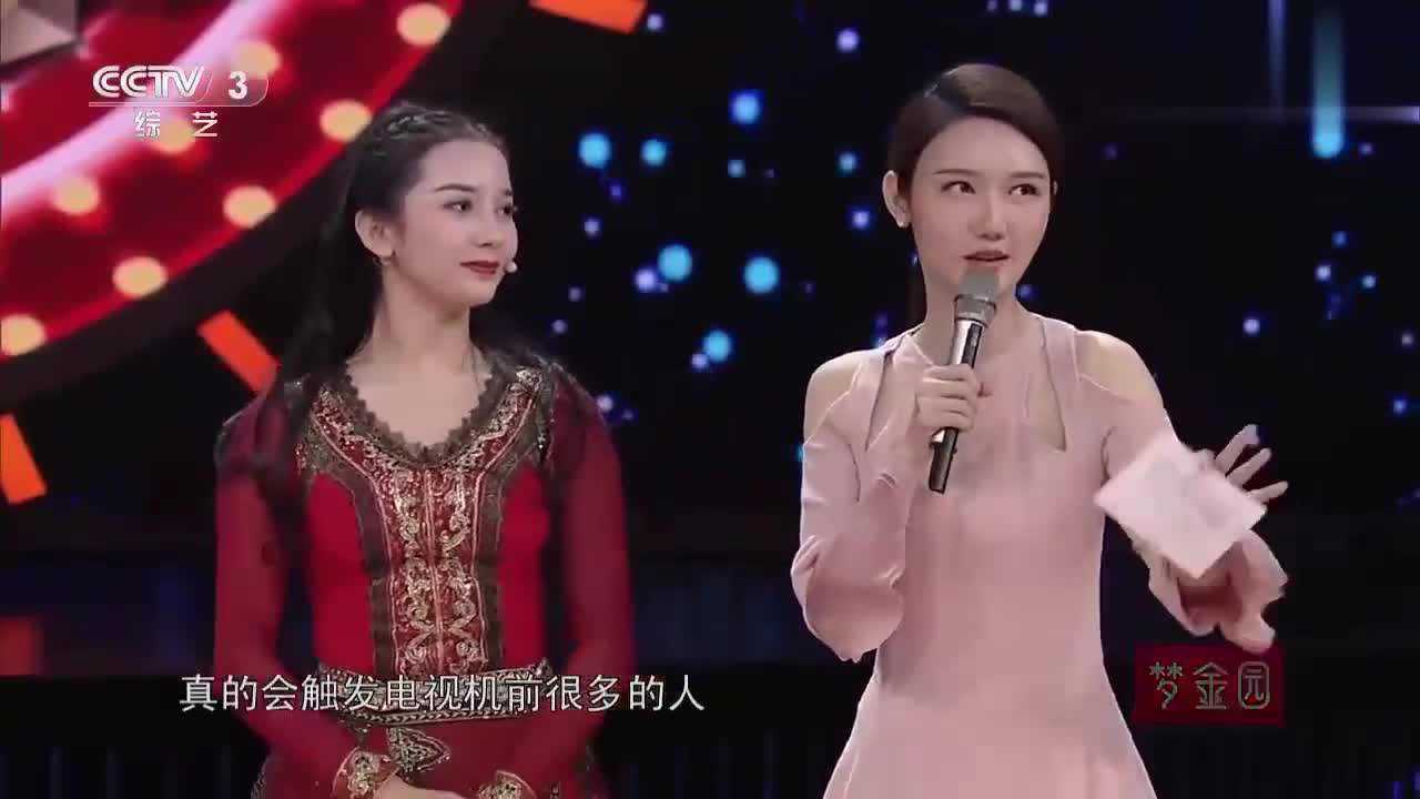 龙洋和杨帆在台上即兴跳新疆舞,这才叫尬舞啊,真的太逗了
