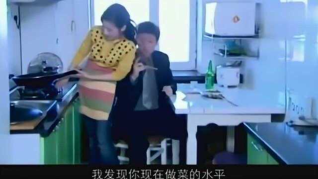 少妇炒菜被男子叫住,尝到了甜头,菜都糊了!