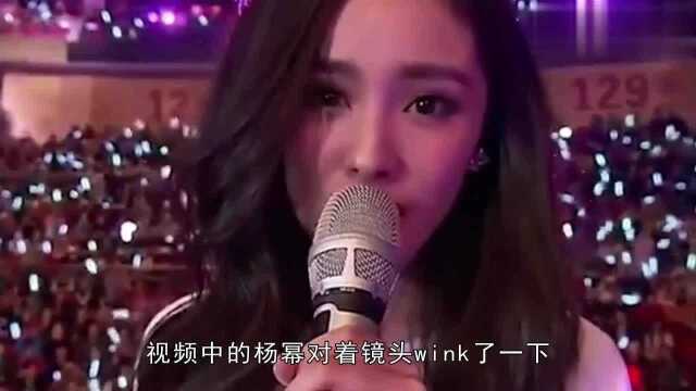 杨幂对着镜头“wink眨眼”,场面直击人心,男女生看了都会爱