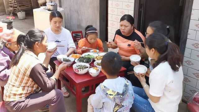 城里网友来农村做客,吃上一桌地道的农家菜,你想来吗