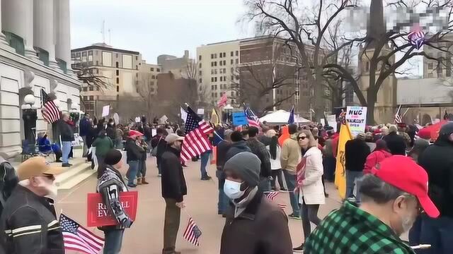 美国威州大批民众聚在国会大厦门口,抗议:我们要工作 不要隔离