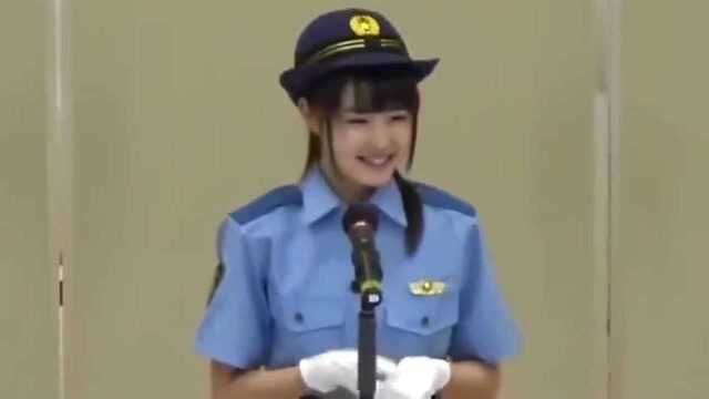 第一次见穿制服这么甜美的日本女警察