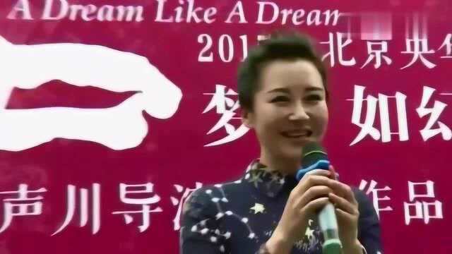 许晴手提裙摆街头狂奔吸睛无数,笑容满面似少女,看起来真“仙”