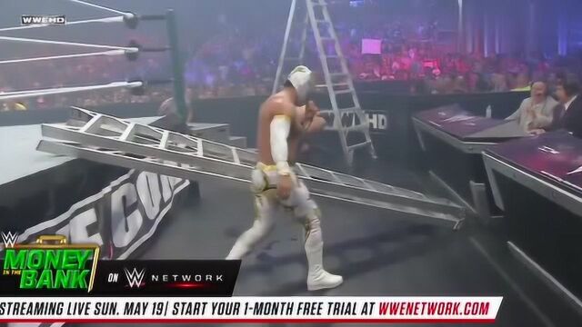 WWE:辛卡拉灵活的身手,一人面对几个游刃有余,太帅了!