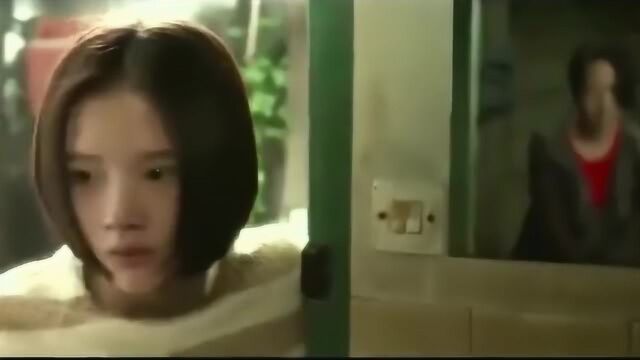 女孩早放学回家,看到妈妈在给人做按摩,妈妈大怒骂她是“赔钱货”