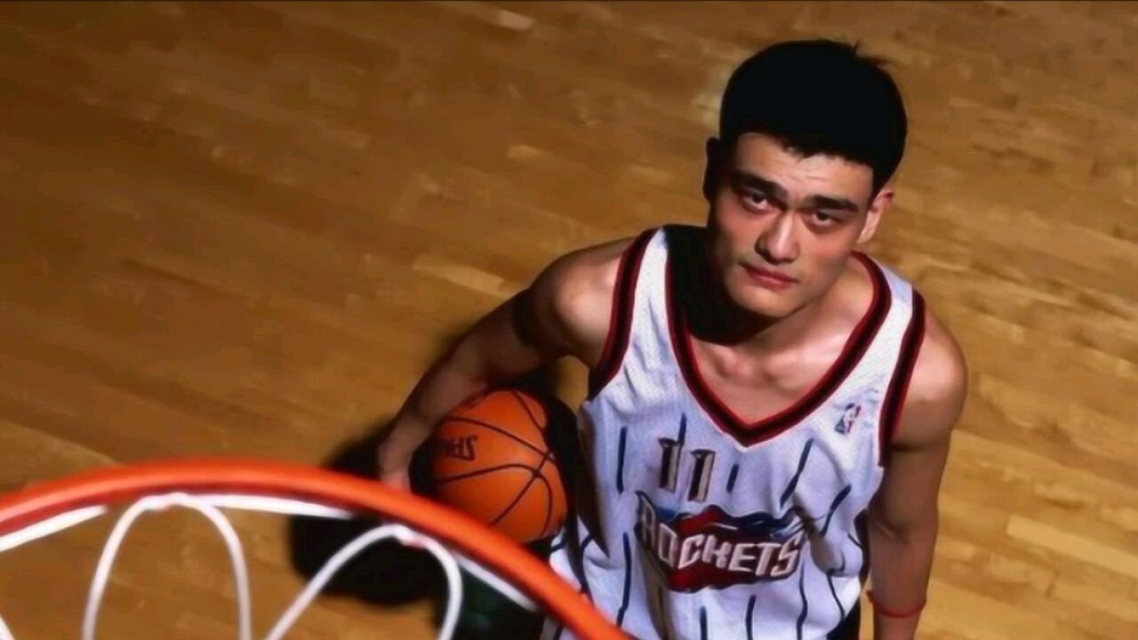 中国男篮历史第一人,姚明是如何打进NBA的?