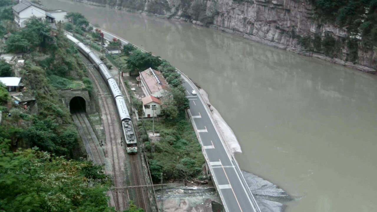 越野达人体验成都仅剩的无空调的绿皮列车,火车上有自习室和农贸市场