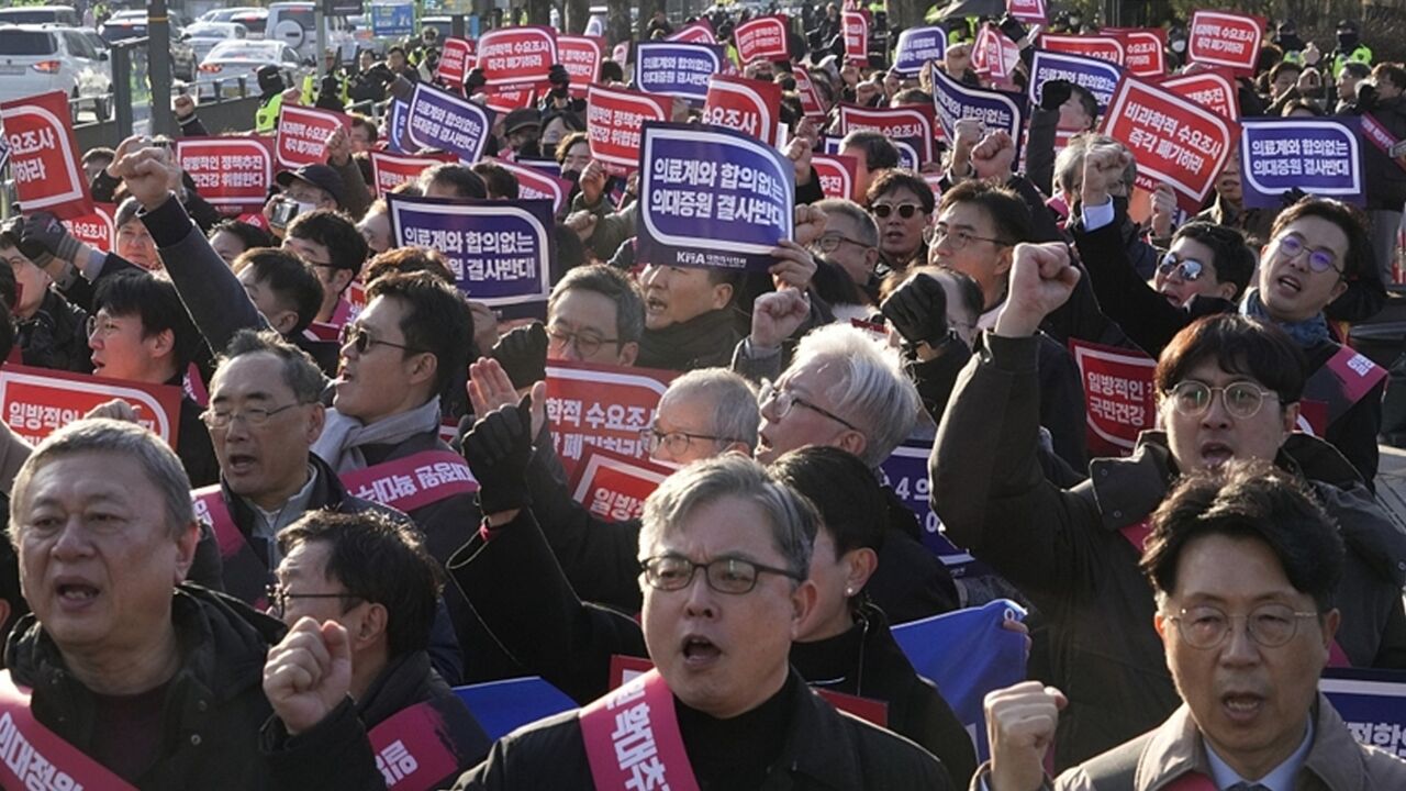 韩国医生辞职危机继续发酵,危机背后的社会矛盾值得反思