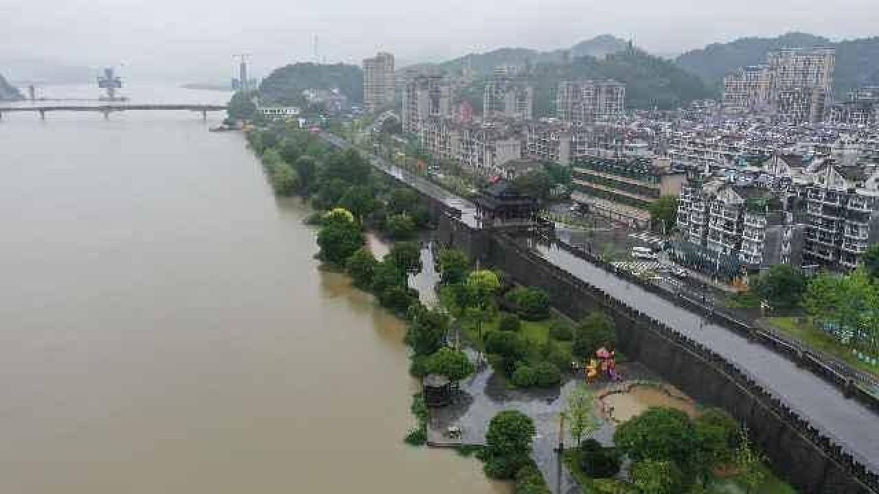 古城墙外水位降低 建德梅城积极组织开展清淤工作