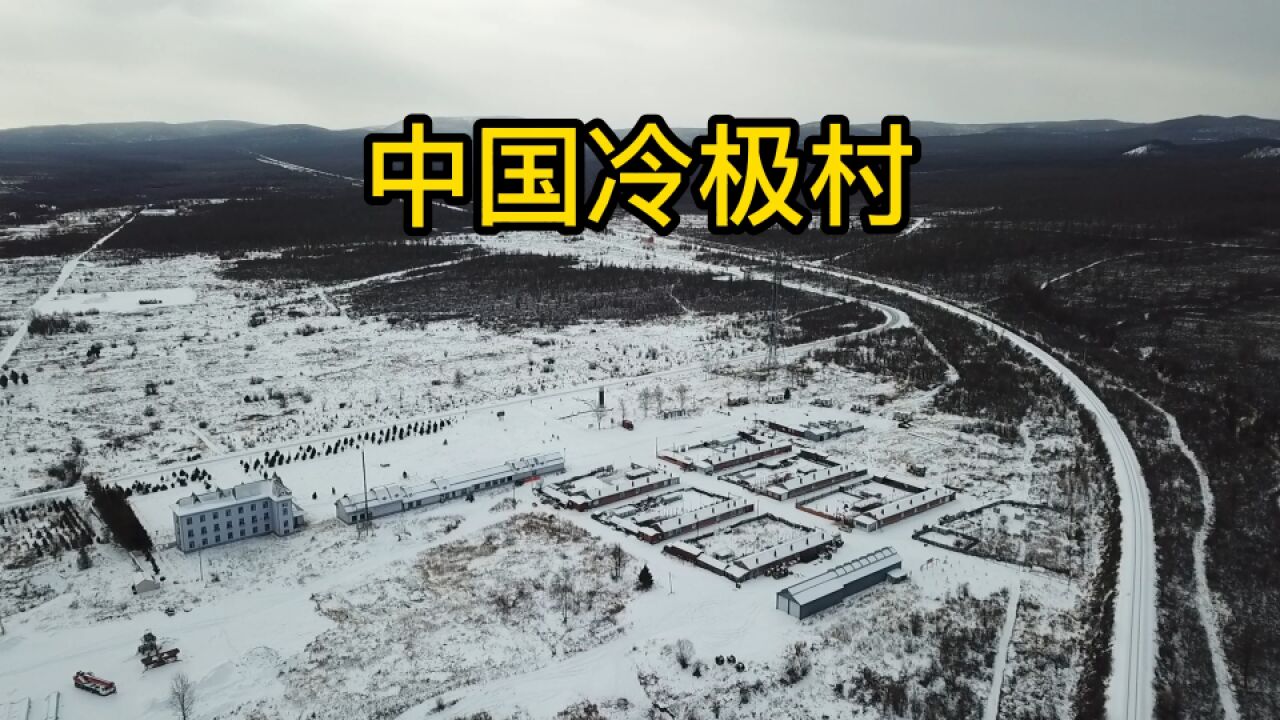 露营中国冷极村,深夜雪花飘飘寒风刺骨,车里柴火炉烧通红很暖和